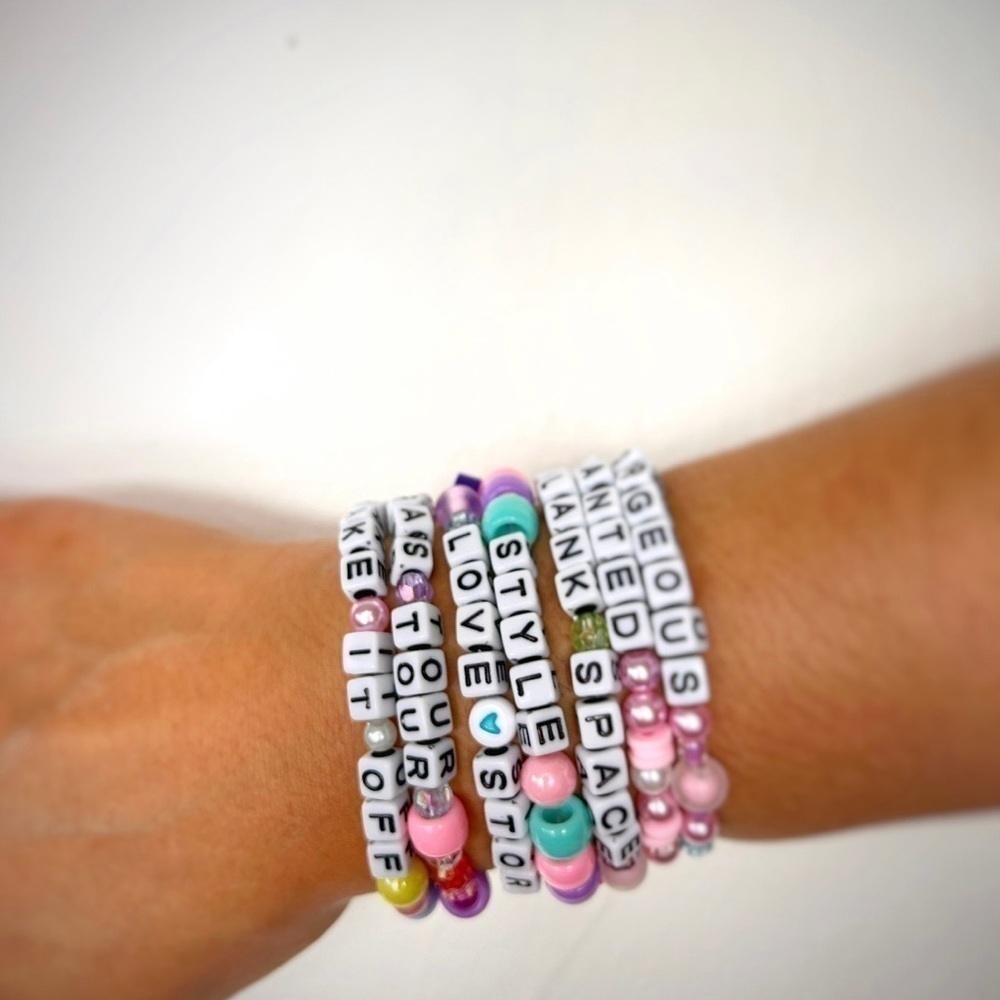 Assortment Set of 5 Taylor Swift friendship bracelets - Picture 3 of 3